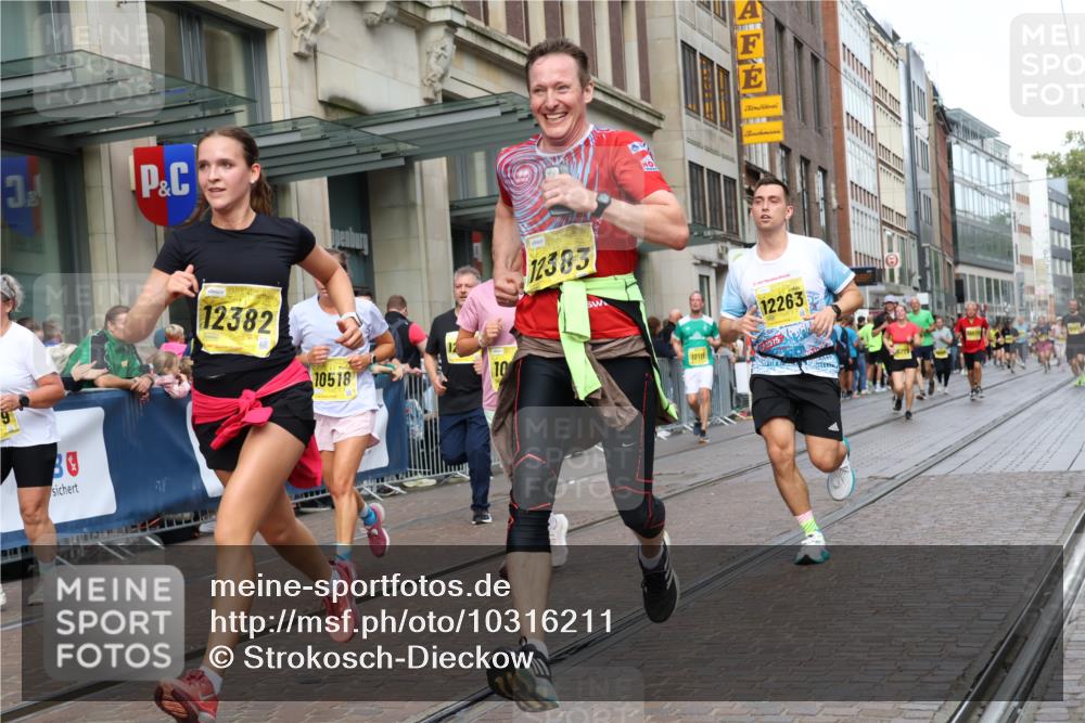 13.09.2026 - 21. swb-Marathon Bremen Strokosch-Dieckow http://msf.ph/oto/10316211 13.09.2026 10:57:13 Ziel 10177, 10226, 10300, 10394, 10517, 10518, 11106, 11245, 11365, 11480, 11498, 11609, 11734, 11965, 11966, 12037, 12111, 12222, 12264, 12372, 12400, 12411, 10157, 10166, 10408, 10578, 10610, 10687, 10700, 10772, 10969, 11000, 11079, 11236, 11292, 11328, 11484, 11667, 11946, 12032, 12263, 12382, 12383 meine-sportfotos.de