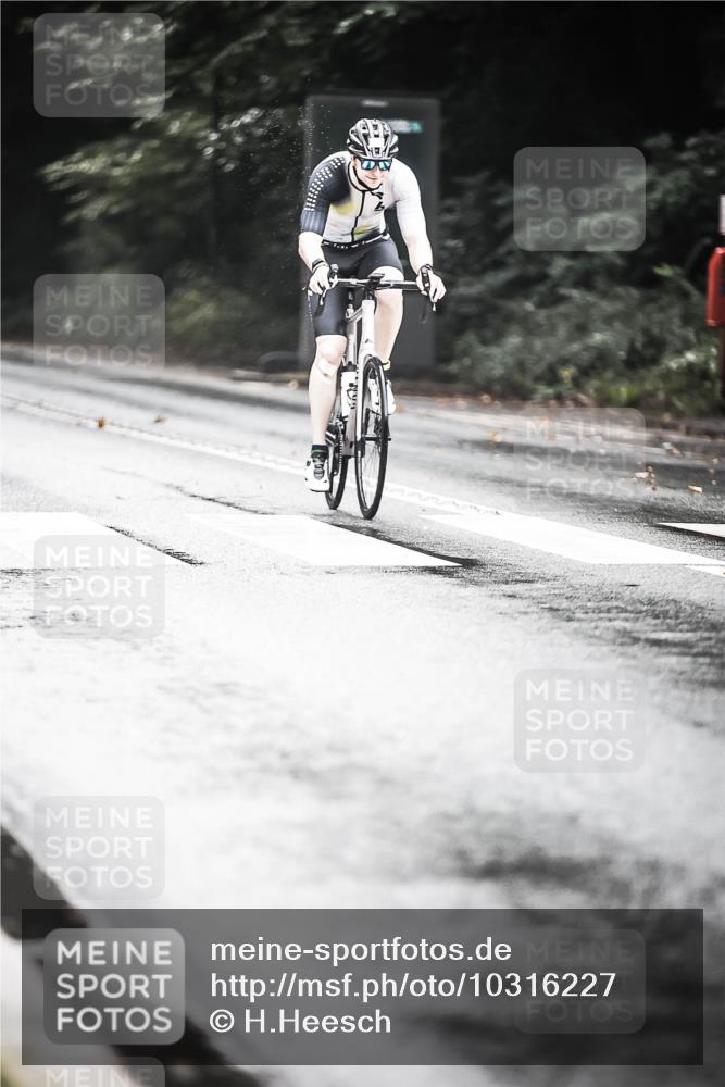 13.09.2026 - Stadtparktriathlon H.Heesch http://msf.ph/oto/10316227 13.09.2026 11:51:43 Radfahren 832, 851 meine-sportfotos.de