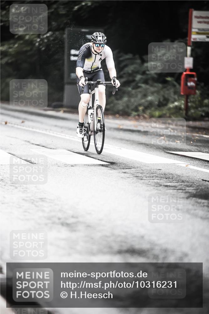 13.09.2026 - Stadtparktriathlon H.Heesch http://msf.ph/oto/10316231 13.09.2026 11:51:43 Radfahren 832, 851 meine-sportfotos.de