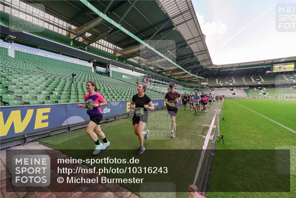 13.09.2026 - 21. swb-Marathon Bremen Michael Burmester http://msf.ph/oto/10316243 13.09.2026 13:13:03 Laufen im Stadion 118, 183, 270, 278, 349, 514, 576, 600, 695, 702, 703, 843, 933, 950, 1005, 1113, 1143, 1226, 1286, 1334, 1426, 1435, 1596, 1641, 1849, 1851, 1936, 1991, 2005, 2035, 2079, 2248, 2264, 2336, 2375, 2377, 2387, 2398, 2426, 2439, 2457, 2461, 2478, 2505, 2612, 2659, 2665, 2673, 2684, 2693, 2765, 2773, 2792, 2815, 2816, 2822, 2850, 2860, 2884, 2895, 2921, 2963, 2966, 2972, 2975, 3016, 3027, 3079, 3111, 3143, 3155, 3209, 3253, 3277, 3293, 3304, 3308, 3313, 3328, 3349, 3434, 3442, 549 meine-sportfotos.de