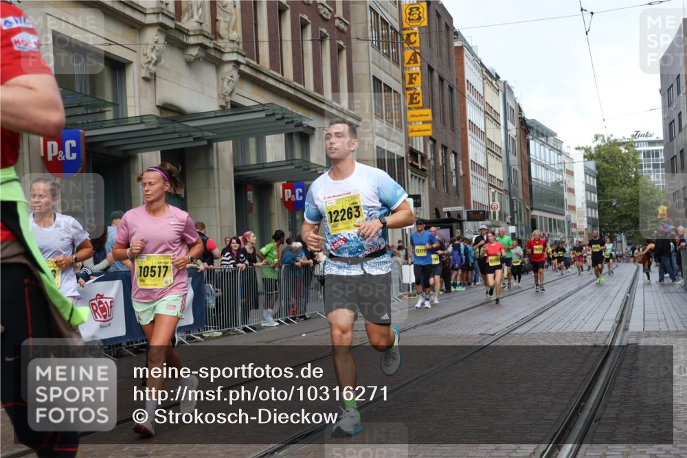 13.09.2026 - 21. swb-Marathon Bremen Strokosch-Dieckow http://msf.ph/oto/10316271 13.09.2026 10:57:14 Ziel 10177, 10226, 10300, 10394, 10460, 10517, 10518, 11106, 11245, 11365, 11480, 11498, 11609, 11734, 11965, 11966, 12037, 12111, 12222, 12264, 12372, 12400, 12411, 10157, 10166, 10408, 10578, 10687, 10700, 10772, 10969, 11000, 11079, 11236, 11292, 11328, 11484, 11667, 11946, 12032, 12263, 12382, 12383, 12411 meine-sportfotos.de