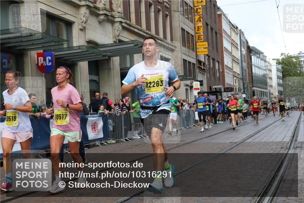 13.09.2026 - 21. swb-Marathon Bremen Strokosch-Dieckow http://msf.ph/oto/10316291 13.09.2026 10:57:14 Ziel 10177, 10226, 10300, 10394, 10460, 10517, 10518, 11106, 11245, 11365, 11480, 11498, 11609, 11734, 11965, 11966, 12037, 12111, 12222, 12264, 12372, 12400, 12411, 10157, 10166, 10408, 10578, 10687, 10700, 10772, 10969, 11000, 11079, 11236, 11292, 11328, 11484, 11667, 11946, 12032, 12263, 12382, 12383, 12411 meine-sportfotos.de