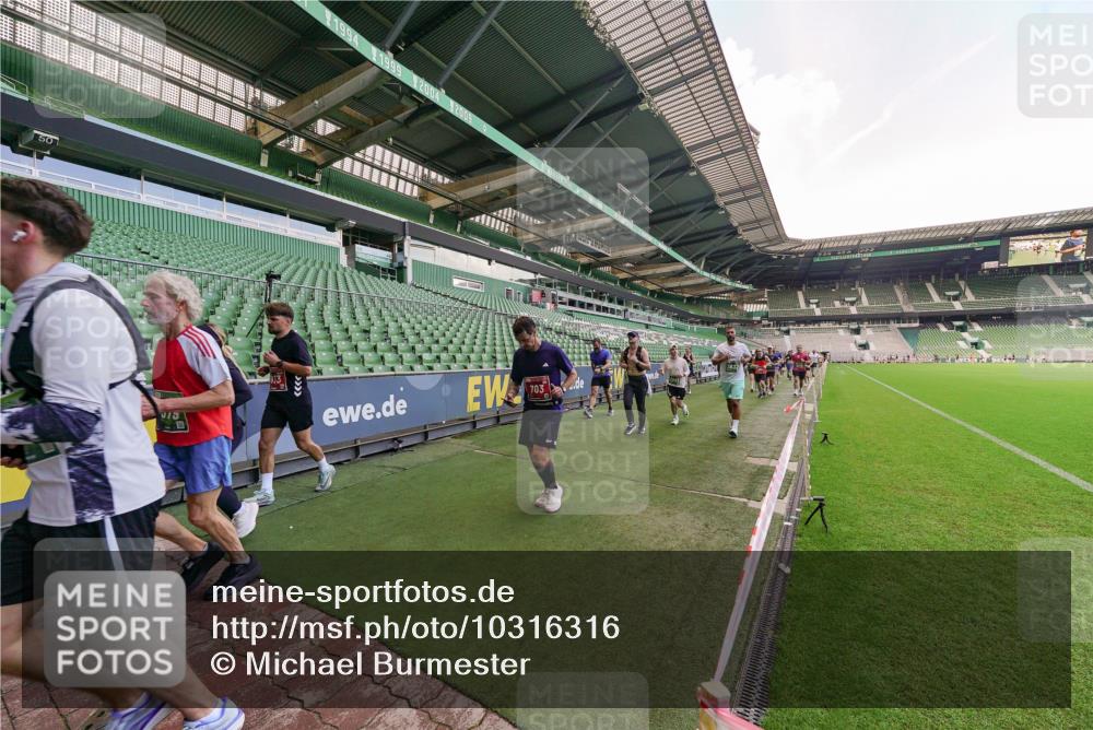13.09.2026 - 21. swb-Marathon Bremen Michael Burmester http://msf.ph/oto/10316316 13.09.2026 13:13:09 Laufen im Stadion 118, 183, 270, 278, 349, 514, 576, 600, 631, 695, 702, 843, 933, 950, 1005, 1113, 1143, 1226, 1286, 1334, 1426, 1435, 1596, 1641, 1849, 1851, 1991, 2005, 2035, 2079, 2248, 2264, 2336, 2375, 2377, 2387, 2398, 2412, 2426, 2439, 2457, 2461, 2478, 2505, 2540, 2612, 2665, 2673, 2684, 2693, 2765, 2773, 2792, 2815, 2816, 2850, 2860, 2884, 2895, 2921, 2963, 2966, 2972, 2975, 3016, 3079, 3111, 3143, 3155, 3209, 3253, 3277, 3293, 3304, 3308, 3313, 3349, 3434, 3442, 549 meine-sportfotos.de