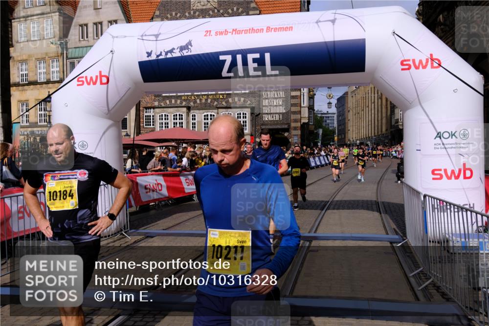 13.09.2026 - 21. swb-Marathon Bremen Tim E. http://msf.ph/oto/10316328 13.09.2026 10:56:40 Ziel 10184, 10211, 10246, 10322, 10356, 10443, 10670, 10675, 10699, 10844, 11256, 11280, 11317, 11570, 11693, 11795, 11844, 11855, 11871, 12452 meine-sportfotos.de