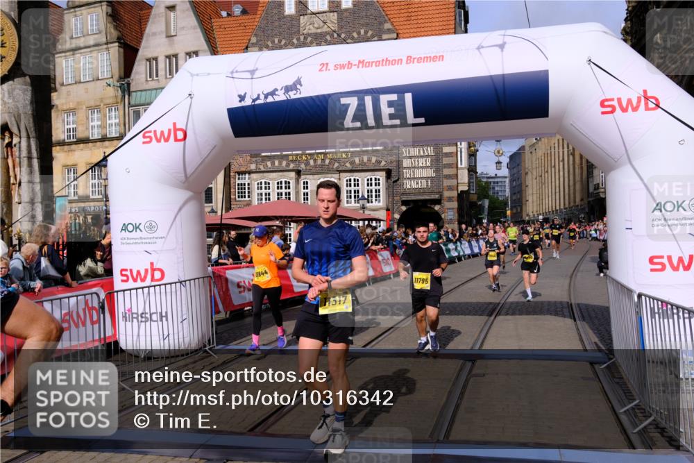 13.09.2026 - 21. swb-Marathon Bremen Tim E. http://msf.ph/oto/10316342 13.09.2026 10:56:41 Ziel 10184, 10211, 10322, 10356, 10443, 10670, 10675, 10699, 10844, 11069, 11256, 11280, 11317, 11407, 11570, 11693, 11795, 11844, 11855, 11871, 12452, 12543 meine-sportfotos.de