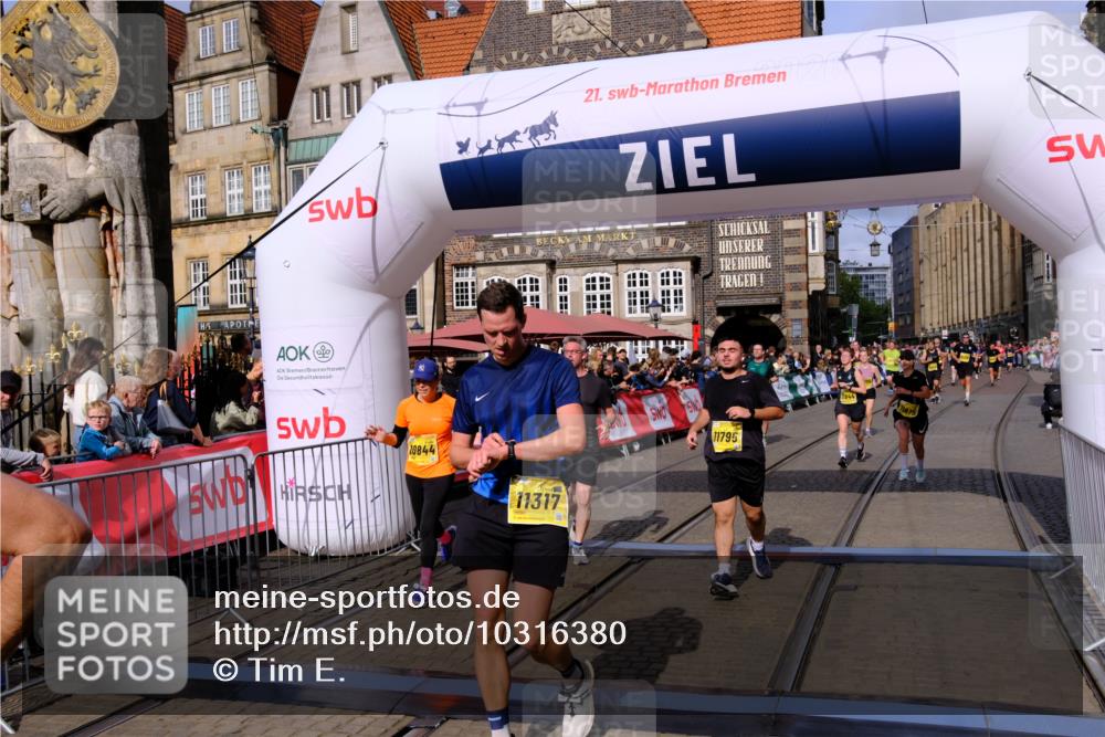 13.09.2026 - 21. swb-Marathon Bremen Tim E. http://msf.ph/oto/10316380 13.09.2026 10:56:42 Ziel 10184, 10211, 10240, 10322, 10356, 10443, 10670, 10675, 10699, 10844, 11069, 11256, 11280, 11317, 11407, 11570, 11693, 11795, 11844, 11855, 11871, 12452, 12543 meine-sportfotos.de