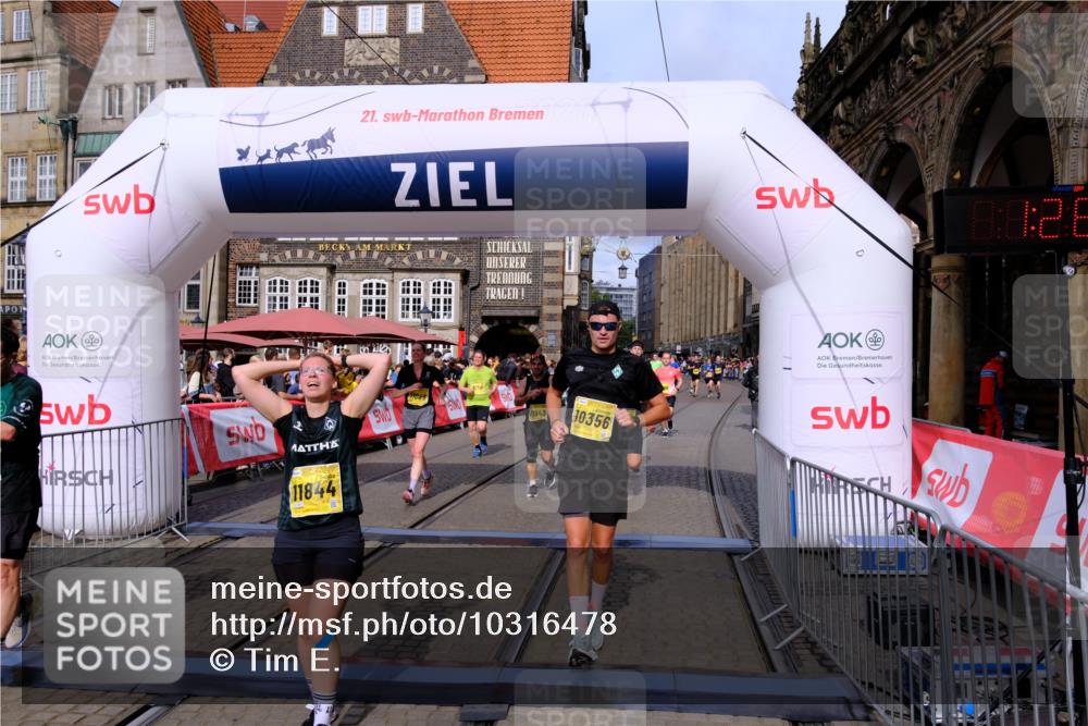 13.09.2026 - 21. swb-Marathon Bremen Tim E. http://msf.ph/oto/10316478 13.09.2026 10:56:48 Ziel 10184, 10211, 10240, 10322, 10356, 10372, 10675, 10721, 10824, 10844, 10936, 11069, 11256, 11317, 11349, 11407, 11601, 11795, 11844, 11855, 11871, 11911, 11996, 12543 meine-sportfotos.de