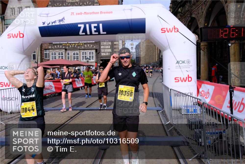 13.09.2026 - 21. swb-Marathon Bremen Tim E. http://msf.ph/oto/10316509 13.09.2026 10:56:49 Ziel 10184, 10211, 10240, 10356, 10372, 10540, 10675, 10721, 10824, 10844, 10936, 11069, 11256, 11317, 11349, 11407, 11474, 11601, 11795, 11844, 11855, 11871, 11911, 11996, 12543 meine-sportfotos.de