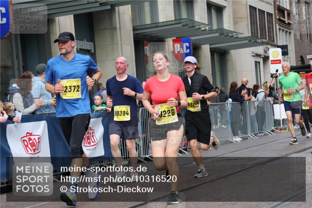 13.09.2026 - 21. swb-Marathon Bremen Strokosch-Dieckow http://msf.ph/oto/10316520 13.09.2026 10:57:19 Ziel 10177, 10226, 10300, 10394, 10460, 11106, 11153, 11245, 11365, 11480, 11498, 11532, 11568, 11734, 11965, 11966, 12037, 12111, 12222, 12228, 12264, 12372, 12555, 10157, 10166, 10226, 10408, 10517, 10518, 10578, 10687, 10700, 10772, 10969, 11236, 11292, 11484, 11609, 11667, 12032, 12263, 12382, 12383, 12400, 12411 meine-sportfotos.de