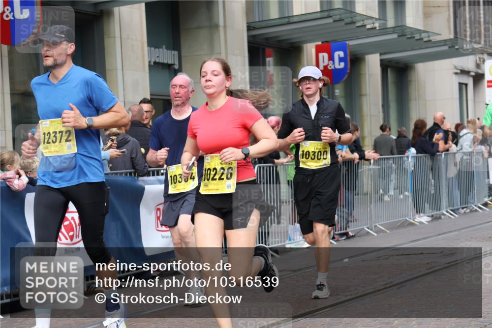 13.09.2026 - 21. swb-Marathon Bremen Strokosch-Dieckow http://msf.ph/oto/10316539 13.09.2026 10:57:19 Ziel 10177, 10226, 10300, 10394, 10460, 11106, 11153, 11245, 11365, 11480, 11498, 11532, 11568, 11734, 11965, 11966, 12037, 12111, 12222, 12228, 12264, 12372, 12555, 10157, 10166, 10226, 10408, 10517, 10518, 10578, 10687, 10700, 10772, 10969, 11236, 11292, 11484, 11609, 11667, 12032, 12263, 12382, 12383, 12400, 12411 meine-sportfotos.de