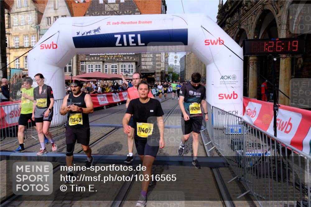 13.09.2026 - 21. swb-Marathon Bremen Tim E. http://msf.ph/oto/10316565 13.09.2026 10:56:51 Ziel 10240, 10356, 10372, 10540, 10675, 10721, 10824, 10844, 10936, 11064, 11069, 11256, 11317, 11349, 11407, 11474, 11601, 11795, 11844, 11855, 11871, 11911, 11996, 12543 meine-sportfotos.de