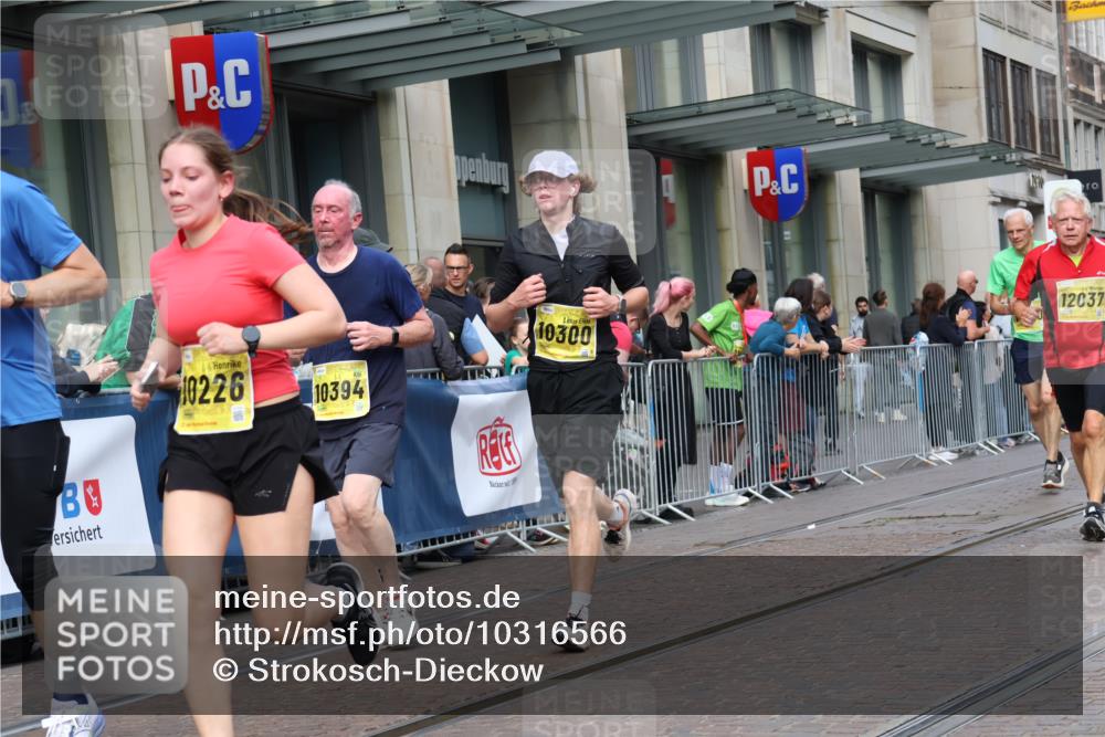 13.09.2026 - 21. swb-Marathon Bremen Strokosch-Dieckow http://msf.ph/oto/10316566 13.09.2026 10:57:20 Ziel 10177, 10300, 10394, 10460, 10707, 11106, 11153, 11245, 11365, 11480, 11498, 11532, 11568, 11734, 11965, 11966, 12037, 12111, 12222, 12228, 12231, 12264, 12372, 12555, 10157, 10166, 10226, 10408, 10517, 10518, 10578, 10687, 10700, 10772, 10969, 11236, 11292, 11484, 11609, 11667, 12032, 12263, 12382, 12383, 12400, 12411 meine-sportfotos.de