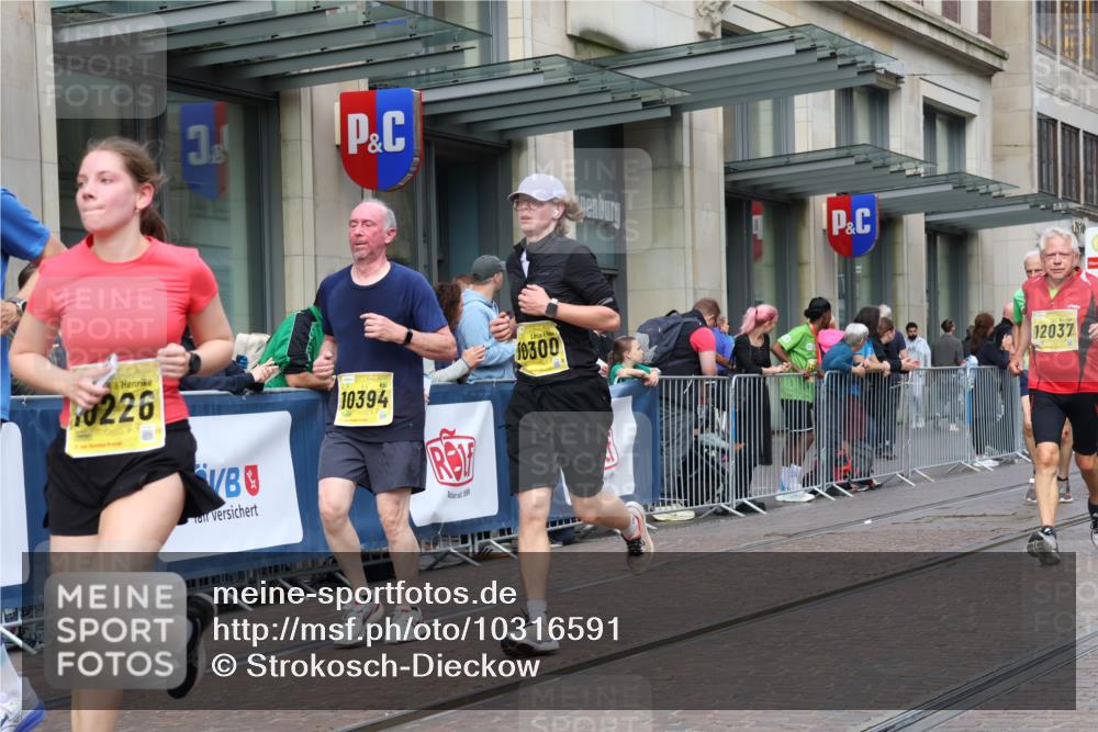 13.09.2026 - 21. swb-Marathon Bremen Strokosch-Dieckow http://msf.ph/oto/10316591 13.09.2026 10:57:20 Ziel 10177, 10300, 10394, 10460, 10707, 11106, 11153, 11245, 11365, 11480, 11498, 11532, 11568, 11734, 11965, 11966, 12037, 12111, 12222, 12228, 12231, 12264, 12372, 12555, 10157, 10166, 10226, 10408, 10517, 10518, 10578, 10687, 10700, 10772, 10969, 11236, 11292, 11484, 11609, 11667, 12032, 12263, 12382, 12383, 12400, 12411 meine-sportfotos.de