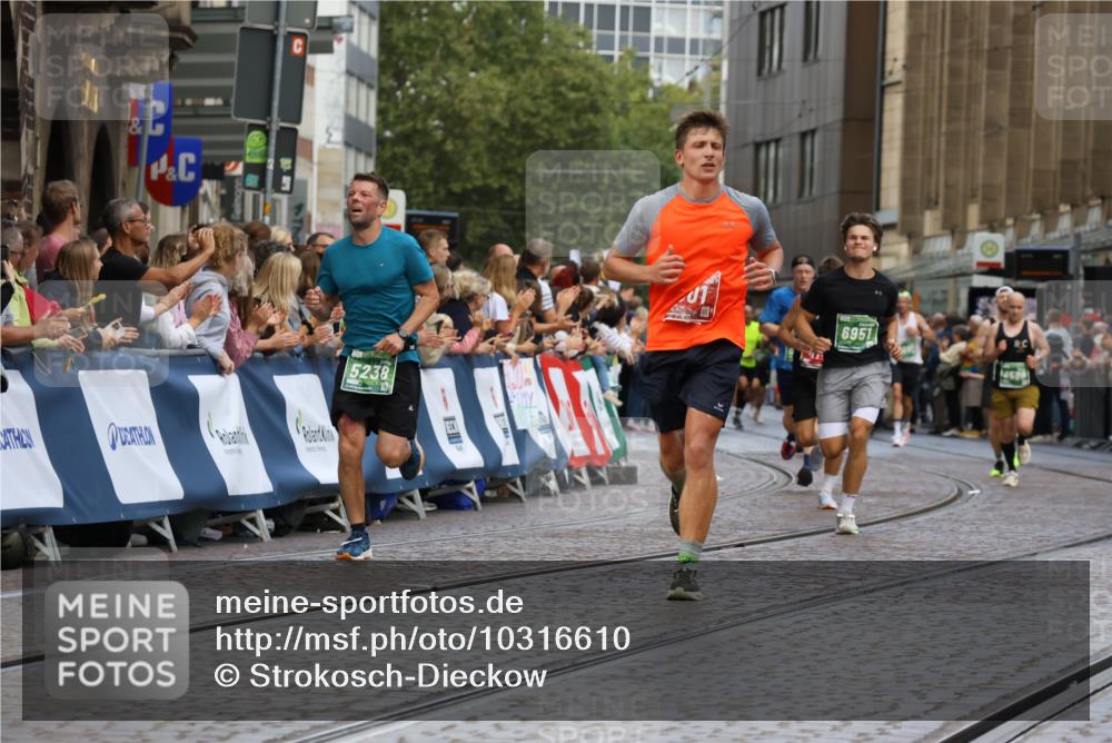 13.09.2026 - 21. swb-Marathon Bremen Strokosch-Dieckow http://msf.ph/oto/10316610 13.09.2026 13:06:37 Ziel 474, 1901, 3466, 6686, 7336, 8621, 8670, 9934, 13148, 521, 788, 1009, 3127, 3910, 4574, 5238, 6784, 6951, 8580 meine-sportfotos.de