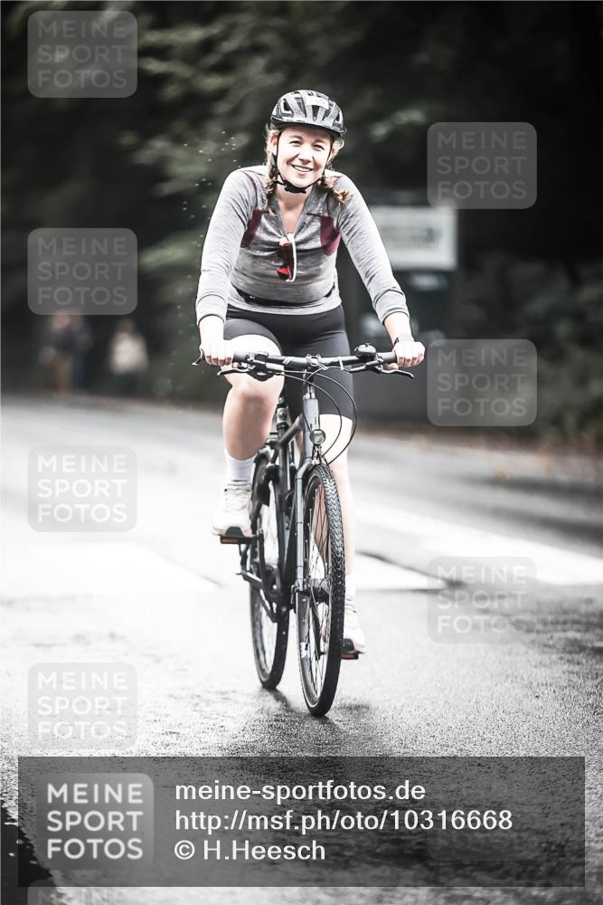 13.09.2026 - Stadtparktriathlon H.Heesch http://msf.ph/oto/10316668 13.09.2026 11:52:16 Radfahren 718, 780 meine-sportfotos.de