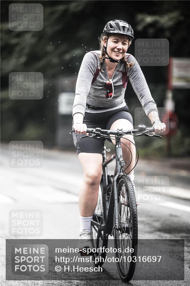 13.09.2026 - Stadtparktriathlon H.Heesch http://msf.ph/oto/10316697 13.09.2026 11:52:17 Radfahren 718, 780 meine-sportfotos.de