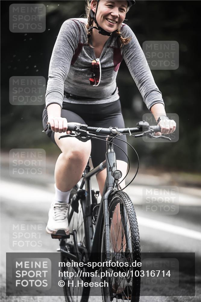 13.09.2026 - Stadtparktriathlon H.Heesch http://msf.ph/oto/10316714 13.09.2026 11:52:17 Radfahren 718, 780 meine-sportfotos.de
