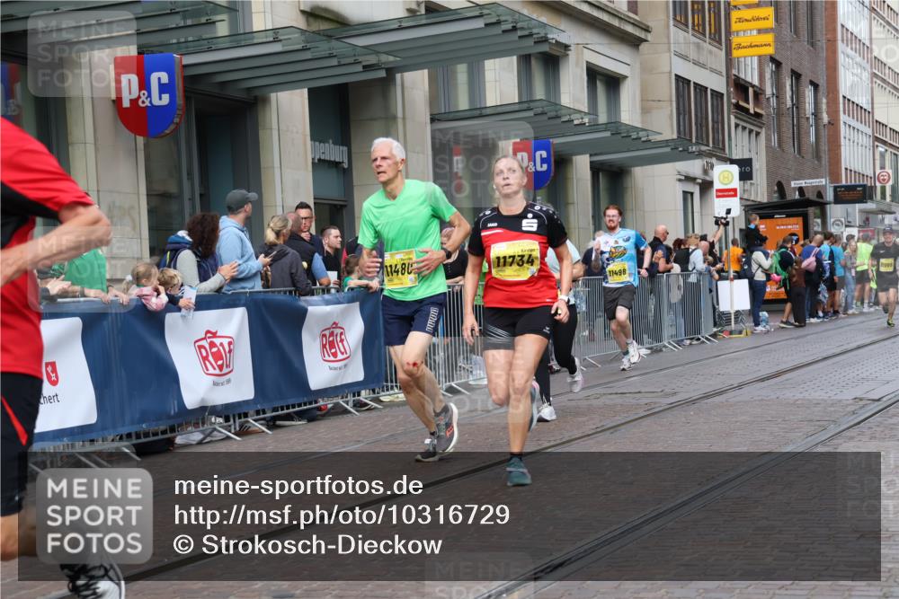 13.09.2026 - 21. swb-Marathon Bremen Strokosch-Dieckow http://msf.ph/oto/10316729 13.09.2026 10:57:23 Ziel 10078, 10177, 10460, 10565, 10707, 10728, 11106, 11153, 11245, 11365, 11480, 11532, 11568, 11734, 11824, 11856, 11965, 11966, 12111, 12222, 12228, 12231, 12264, 12372, 12427, 12555, 10166, 10226, 10300, 10394, 10517, 10518, 10578, 10687, 10700, 10772, 10969, 11236, 11292, 11365, 11484, 11498, 11609, 11667, 11734, 12037, 12111, 12263, 12382, 12383, 12400, 12411 meine-sportfotos.de