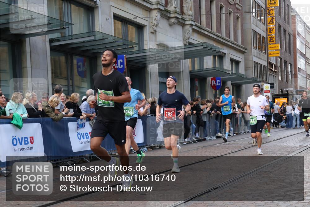 13.09.2026 - 21. swb-Marathon Bremen Strokosch-Dieckow http://msf.ph/oto/10316740 13.09.2026 13:16:33 Ziel 385, 472, 675, 696, 734, 827, 985, 1970, 2319, 2473, 2474, 2809, 3246, 3706, 3716, 3961, 4135, 4137, 4485, 5772, 6049, 6531, 6535, 6704, 6819, 7297, 7387, 7875, 740, 755, 792, 816, 1076, 1162, 1605, 2604, 5255, 5554, 5963, 6367, 6721, 7053, 7603, 7801, 8171, 8288, 8398, 9031, 9115 meine-sportfotos.de