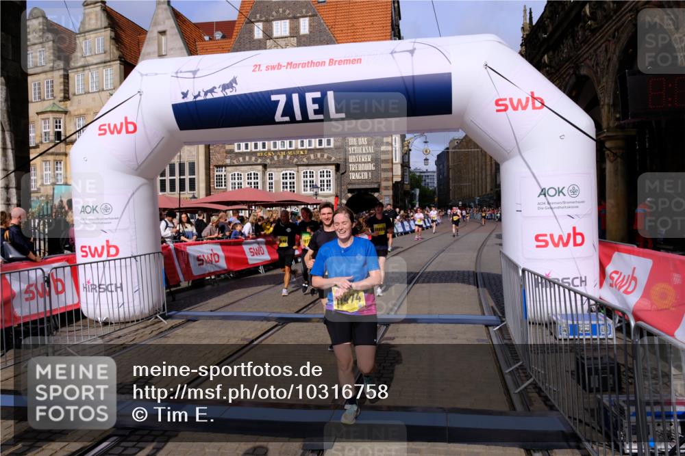 13.09.2026 - 21. swb-Marathon Bremen Tim E. http://msf.ph/oto/10316758 13.09.2026 10:56:59 Ziel 10240, 10356, 10372, 10486, 10540, 10721, 10771, 10824, 10888, 10936, 11064, 11069, 11349, 11407, 11474, 11601, 11872, 11911, 11996, 12284, 12434, 12543 meine-sportfotos.de
