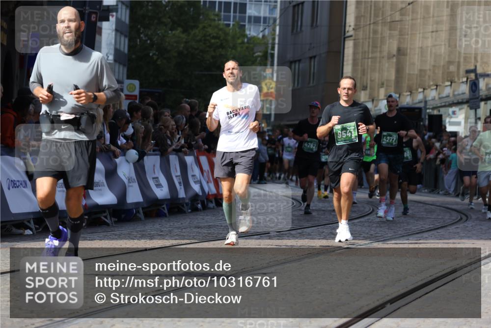 13.09.2026 - 21. swb-Marathon Bremen Strokosch-Dieckow http://msf.ph/oto/10316761 13.09.2026 13:24:35 Ziel 102, 776, 909, 1199, 1250, 2295, 2491, 2967, 3372, 4000, 4559, 5012, 5208, 5257, 5481, 5928, 5929, 6105, 7059, 7069, 7081, 7156, 8082, 8179, 8415, 9087, 9573, 9916, 13219, 282, 1516, 2280, 3015, 4198, 4262, 4277, 5328, 5664, 6626, 6807, 8636, 9541, 10097, 10103 meine-sportfotos.de