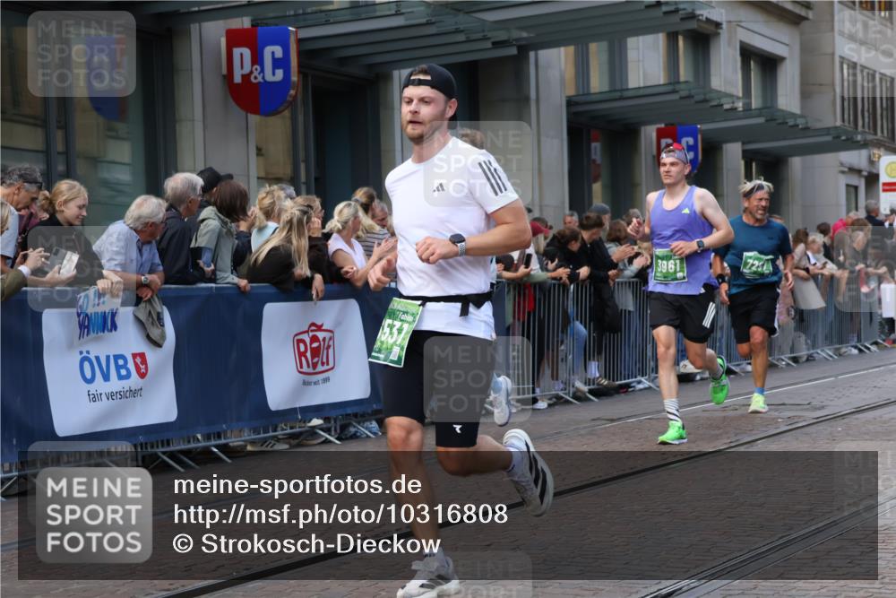 13.09.2026 - 21. swb-Marathon Bremen Strokosch-Dieckow http://msf.ph/oto/10316808 13.09.2026 13:16:34 Ziel 385, 472, 675, 696, 734, 827, 985, 1970, 2319, 2473, 2474, 2809, 3246, 3706, 3716, 3961, 4135, 4137, 4156, 4485, 5772, 6049, 6531, 6535, 6704, 6819, 6953, 7297, 7387, 7875, 8858, 740, 755, 792, 816, 1076, 1162, 1605, 2604, 5255, 5554, 5963, 6367, 6721, 7053, 7603, 7801, 8171, 8288, 9031, 9115 meine-sportfotos.de
