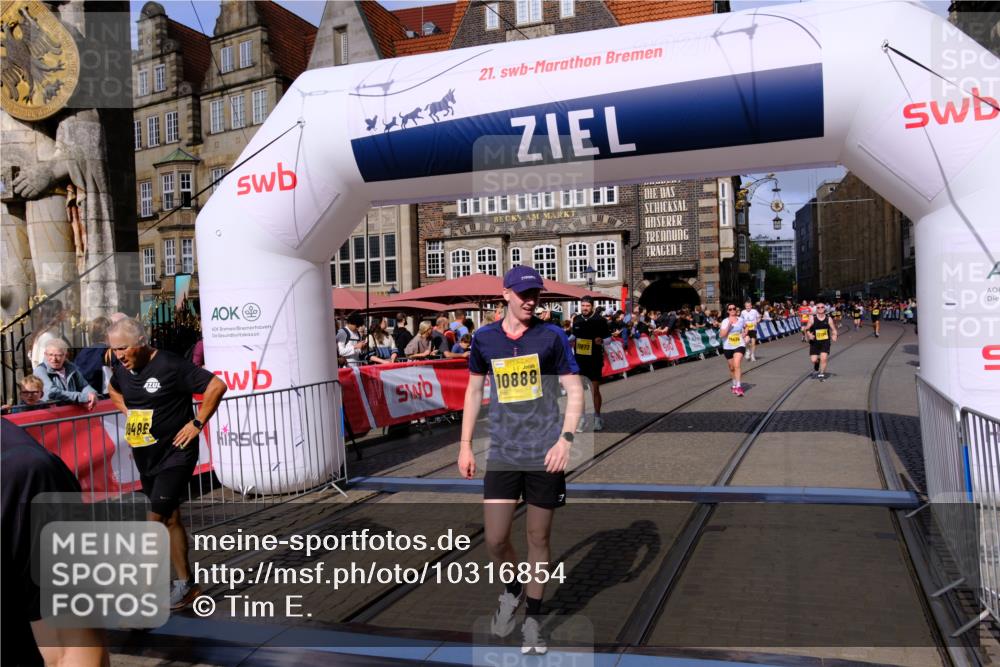 13.09.2026 - 21. swb-Marathon Bremen Tim E. http://msf.ph/oto/10316854 13.09.2026 10:57:02 Ziel 10240, 10372, 10486, 10540, 10610, 10721, 10771, 10824, 10888, 10936, 11064, 11349, 11474, 11601, 11872, 11911, 11996, 12284, 12434 meine-sportfotos.de