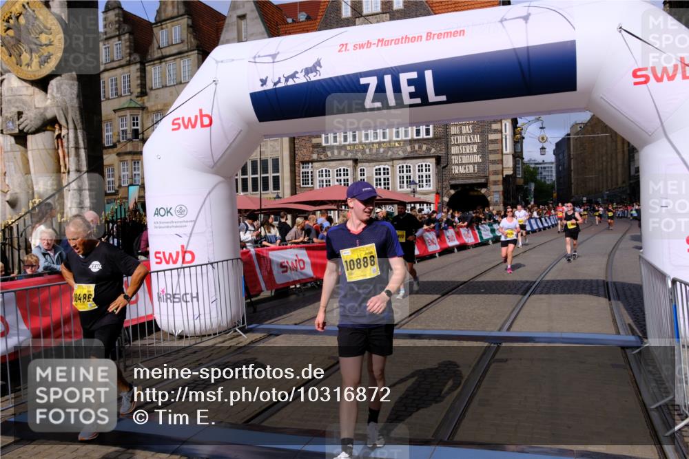 13.09.2026 - 21. swb-Marathon Bremen Tim E. http://msf.ph/oto/10316872 13.09.2026 10:57:02 Ziel 10240, 10372, 10486, 10540, 10610, 10721, 10771, 10824, 10888, 10936, 11064, 11349, 11474, 11601, 11872, 11911, 11996, 12284, 12434 meine-sportfotos.de