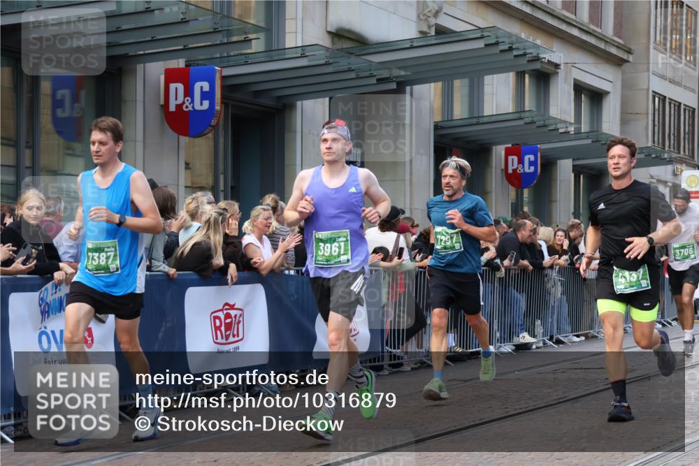 13.09.2026 - 21. swb-Marathon Bremen Strokosch-Dieckow http://msf.ph/oto/10316879 13.09.2026 13:16:35 Ziel 385, 472, 675, 696, 734, 827, 985, 1970, 2319, 2473, 2474, 2809, 3246, 3706, 3716, 3961, 4135, 4137, 4156, 4485, 5772, 6049, 6531, 6535, 6704, 6819, 6953, 7297, 7387, 7875, 8858, 740, 755, 792, 816, 985, 1076, 1162, 1605, 2604, 5255, 5554, 5963, 6367, 6721, 7053, 7603, 7801, 8171, 8288, 9031, 9115 meine-sportfotos.de