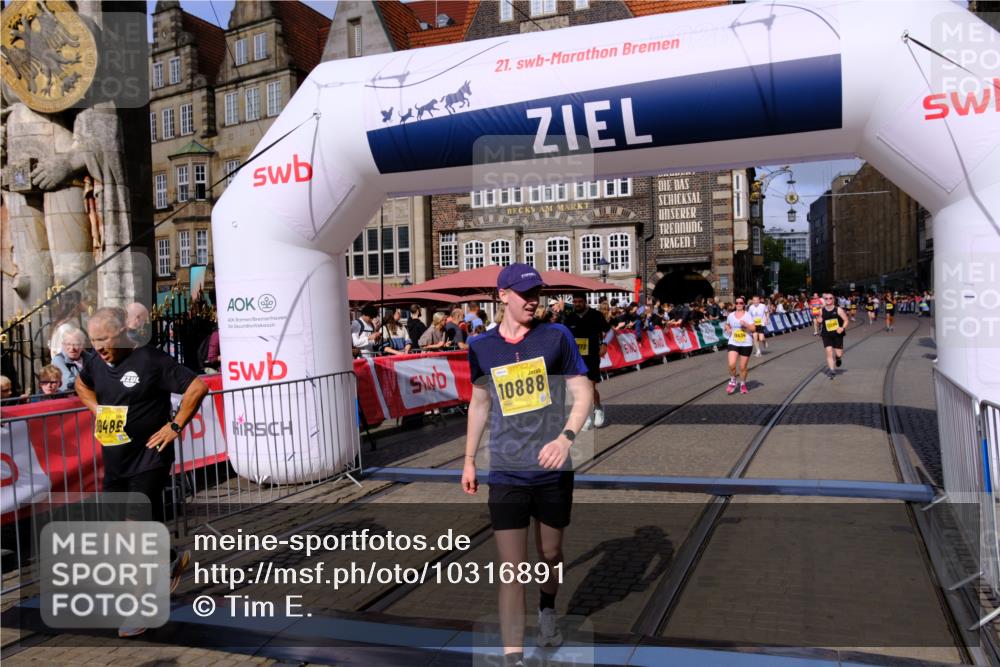 13.09.2026 - 21. swb-Marathon Bremen Tim E. http://msf.ph/oto/10316891 13.09.2026 10:57:02 Ziel 10240, 10372, 10486, 10540, 10610, 10721, 10771, 10824, 10888, 10936, 11064, 11349, 11474, 11601, 11872, 11911, 11996, 12284, 12434 meine-sportfotos.de