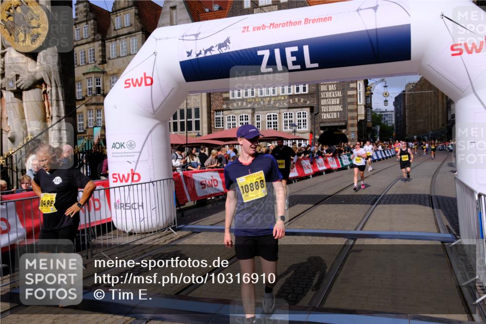13.09.2026 - 21. swb-Marathon Bremen Tim E. http://msf.ph/oto/10316910 13.09.2026 10:57:02 Ziel 10240, 10372, 10486, 10540, 10610, 10721, 10771, 10824, 10888, 10936, 11064, 11349, 11474, 11601, 11872, 11911, 11996, 12284, 12434 meine-sportfotos.de