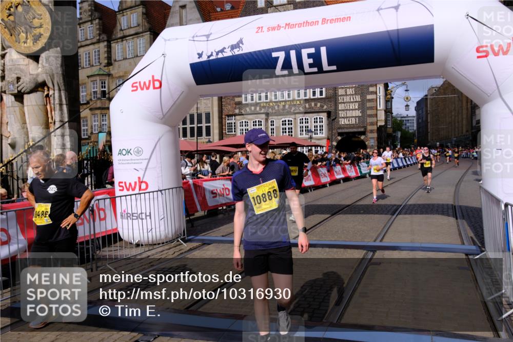 13.09.2026 - 21. swb-Marathon Bremen Tim E. http://msf.ph/oto/10316930 13.09.2026 10:57:02 Ziel 10240, 10372, 10486, 10540, 10610, 10721, 10771, 10824, 10888, 10936, 11064, 11349, 11474, 11601, 11872, 11911, 11996, 12284, 12434 meine-sportfotos.de