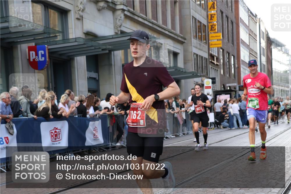 13.09.2026 - 21. swb-Marathon Bremen Strokosch-Dieckow http://msf.ph/oto/10317022 13.09.2026 13:16:37 Ziel 385, 472, 675, 696, 734, 827, 1970, 2319, 2473, 2809, 3246, 3706, 3716, 3961, 4135, 4137, 4156, 4485, 5772, 6049, 6531, 6535, 6704, 6819, 6953, 7284, 7297, 7387, 8858, 696, 755, 792, 816, 985, 1076, 1162, 2474, 2604, 5255, 5554, 5963, 6367, 7053, 7603, 7801, 7875, 8171, 8288, 9031, 9115 meine-sportfotos.de