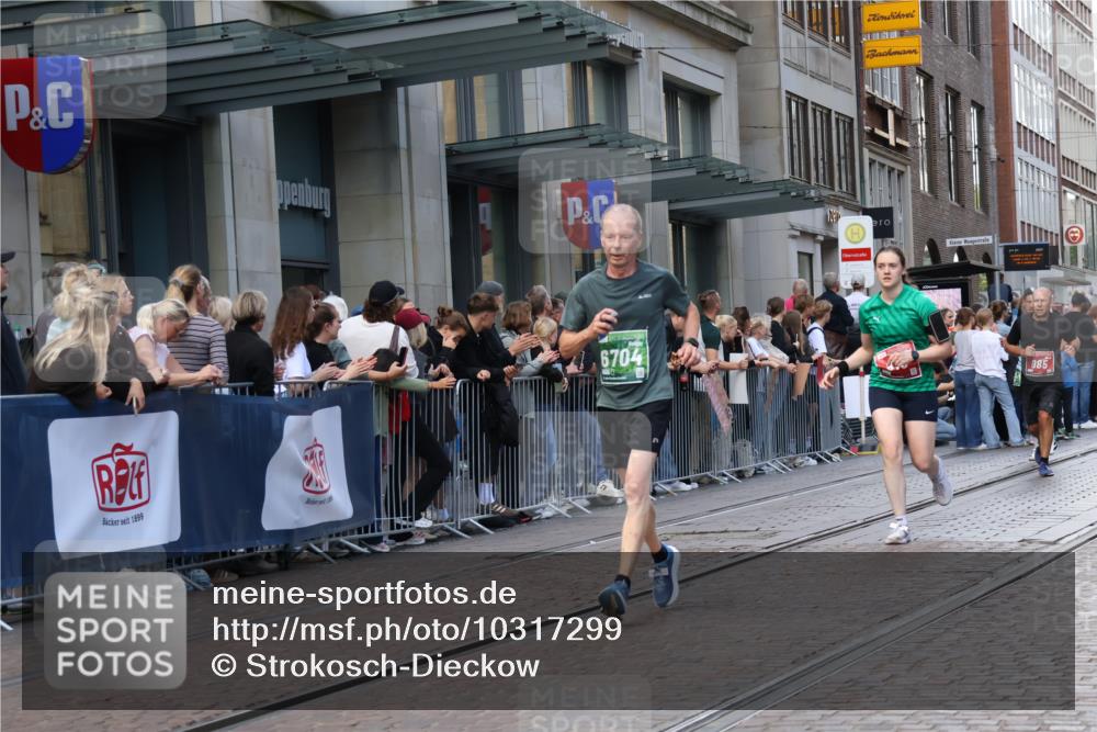 13.09.2026 - 21. swb-Marathon Bremen Strokosch-Dieckow http://msf.ph/oto/10317299 13.09.2026 13:16:42 Ziel 385, 472, 1970, 2052, 2319, 2473, 2809, 3246, 3706, 3716, 3961, 4137, 4156, 6049, 6531, 6624, 6704, 6819, 6953, 7284, 7297, 7387, 8111, 8418, 8858, 675, 696, 734, 816, 827, 985, 1076, 1162, 2473, 2474, 2604, 2809, 3716, 4135, 4485, 5255, 5772, 5963, 6367, 6535, 7053, 7603, 7801, 7875, 8171, 8288 meine-sportfotos.de
