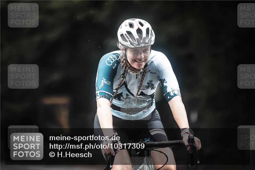 13.09.2026 - Stadtparktriathlon H.Heesch http://msf.ph/oto/10317309 13.09.2026 13:01:01 Radfahren 1298, 1319, 1321, 1324, 1367 meine-sportfotos.de