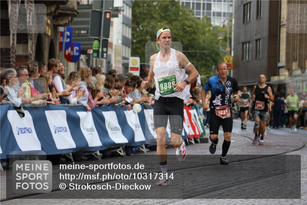 13.09.2026 - 21. swb-Marathon Bremen Strokosch-Dieckow http://msf.ph/oto/10317314 13.09.2026 13:06:50 Ziel 508, 1770, 1921, 2832, 3910, 4777, 7590, 8621, 13148, 749, 3794, 3973, 8888, 9708 meine-sportfotos.de