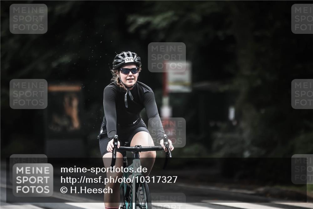13.09.2026 - Stadtparktriathlon H.Heesch http://msf.ph/oto/10317327 13.09.2026 13:01:05 Radfahren 1209, 1298, 1321, 1325, 1367, 1400 meine-sportfotos.de