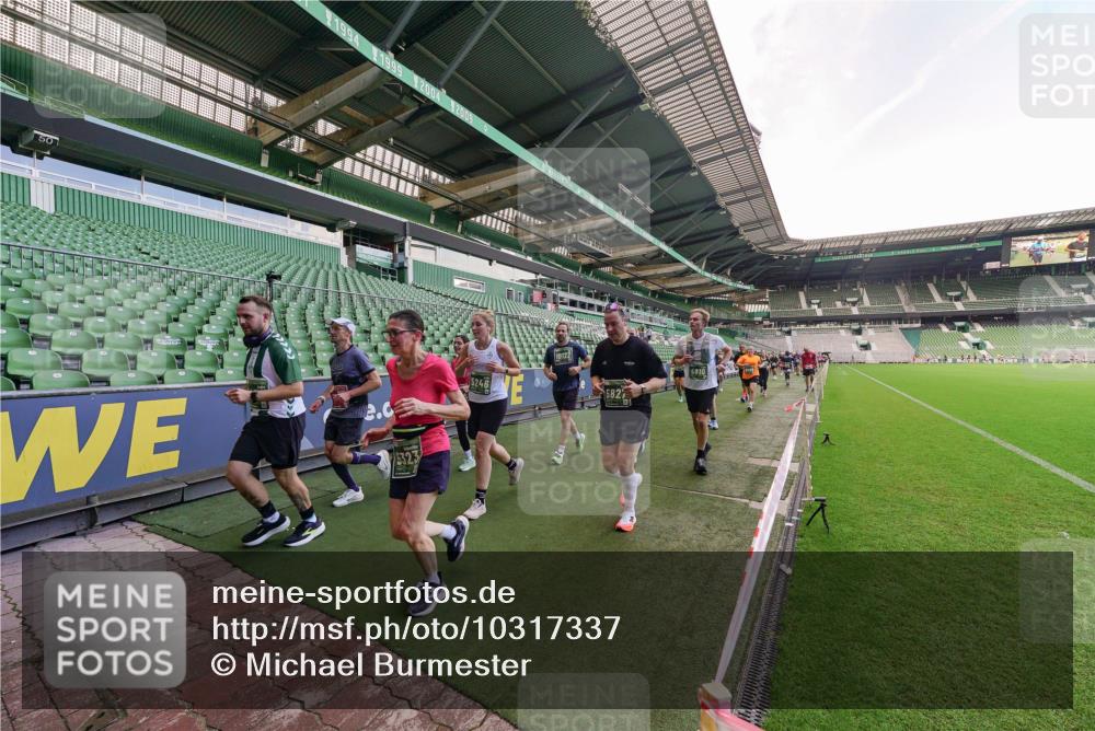 13.09.2026 - 21. swb-Marathon Bremen Michael Burmester http://msf.ph/oto/10317337 13.09.2026 13:14:45 Laufen im Stadion 263, 266, 270, 300, 414, 460, 600, 631, 768, 956, 1008, 1047, 1392, 1408, 1426, 1573, 1596, 1818, 1819, 2024, 2035, 2079, 2233, 2235, 2314, 2359, 2385, 2386, 2387, 2412, 2457, 2466, 2484, 2494, 2521, 2540, 2564, 2667, 2690, 2691, 2693, 2737, 2760, 2783, 2829, 2838, 2859, 2861, 2865, 2887, 2958, 2972, 2978, 3111, 3157, 3185, 3209, 3277, 3304, 3355, 3378, 3405, 3428, 3653, 3661, 3670, 3680, 3829, 4034, 4080, 4306, 703 meine-sportfotos.de