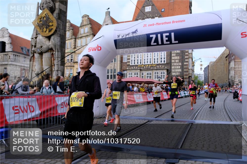 13.09.2026 - 21. swb-Marathon Bremen Tim E. http://msf.ph/oto/10317520 13.09.2026 10:57:29 Ziel 10157, 10166, 10578, 10687, 10700, 10772, 10969, 11236, 11292, 11484, 11667, 12032, 12263, 12382, 12383, 12400, 12411 meine-sportfotos.de