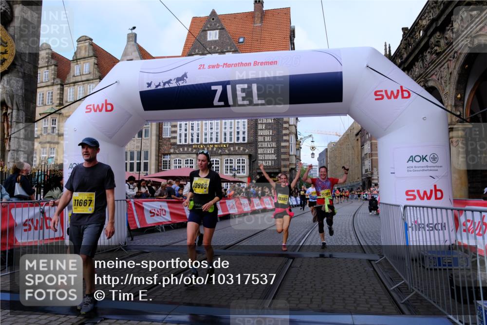 13.09.2026 - 21. swb-Marathon Bremen Tim E. http://msf.ph/oto/10317537 13.09.2026 10:57:30 Ziel 10157, 10166, 10578, 10687, 10700, 10772, 10969, 11236, 11292, 11484, 11667, 12032, 12263, 12382, 12383, 12400, 12411 meine-sportfotos.de