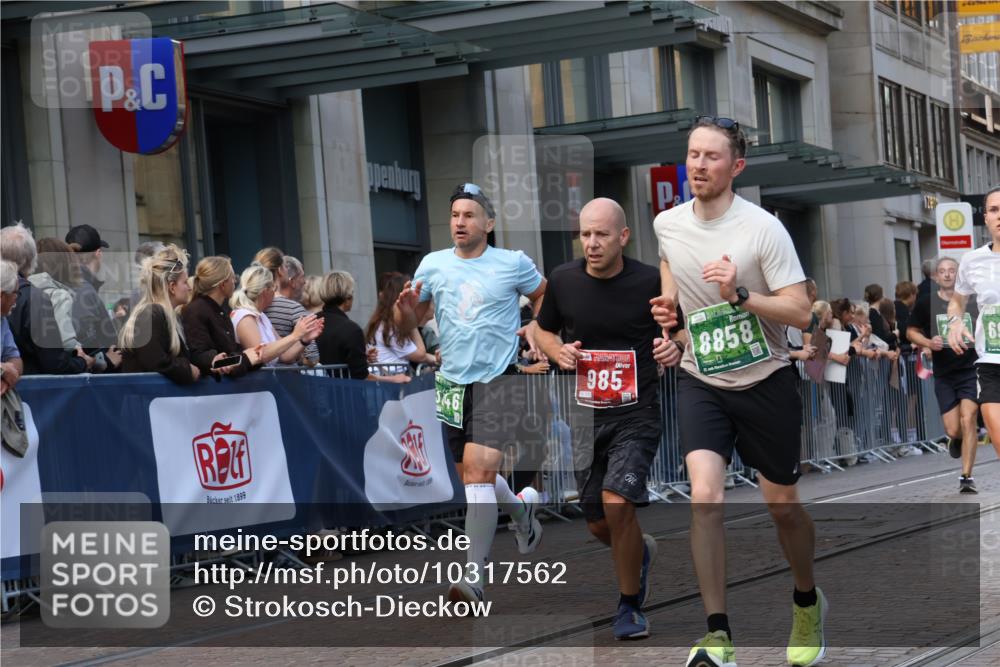 13.09.2026 - 21. swb-Marathon Bremen Strokosch-Dieckow http://msf.ph/oto/10317562 13.09.2026 13:16:47 Ziel 385, 1970, 2052, 2319, 3246, 3706, 4156, 4805, 6049, 6624, 6704, 6759, 6819, 6953, 7284, 7297, 8111, 8418, 8858, 472, 675, 696, 734, 816, 827, 985, 1076, 1162, 2473, 2474, 2604, 2809, 3716, 3961, 4135, 4137, 4485, 5255, 5772, 6367, 6531, 6535, 7053, 7387, 7603, 7875, 8171, 8288 meine-sportfotos.de