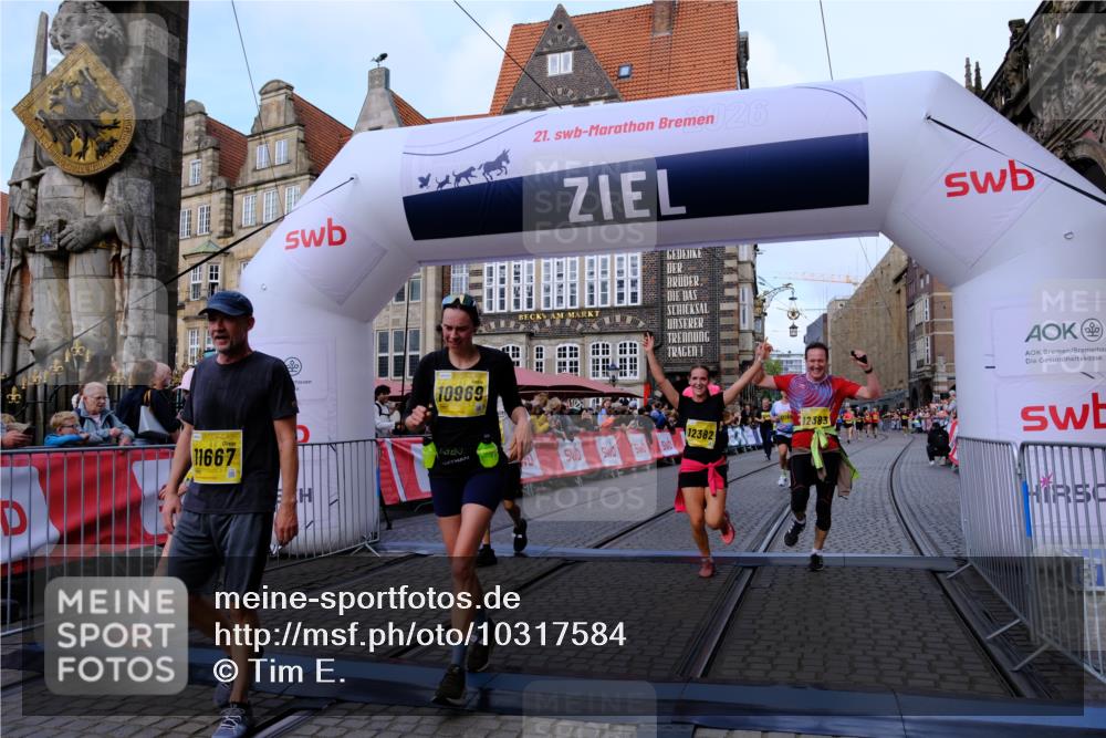 13.09.2026 - 21. swb-Marathon Bremen Tim E. http://msf.ph/oto/10317584 13.09.2026 10:57:30 Ziel 10157, 10166, 10578, 10687, 10700, 10772, 10969, 11236, 11292, 11484, 11667, 12032, 12263, 12382, 12383, 12400, 12411 meine-sportfotos.de
