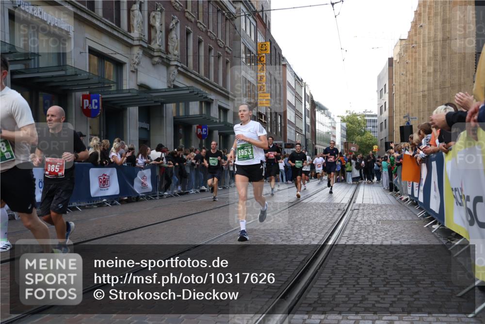 13.09.2026 - 21. swb-Marathon Bremen Strokosch-Dieckow http://msf.ph/oto/10317626 13.09.2026 13:16:48 Ziel 385, 1970, 2052, 2319, 3246, 3706, 4156, 4805, 6049, 6624, 6704, 6759, 6819, 6953, 7284, 7297, 8111, 8418, 8858, 472, 675, 696, 734, 816, 827, 985, 1076, 1162, 2473, 2474, 2809, 3716, 3961, 4135, 4137, 4485, 5255, 5772, 6049, 6367, 6531, 6535, 7053, 7387, 7603, 7875, 8171, 8288 meine-sportfotos.de
