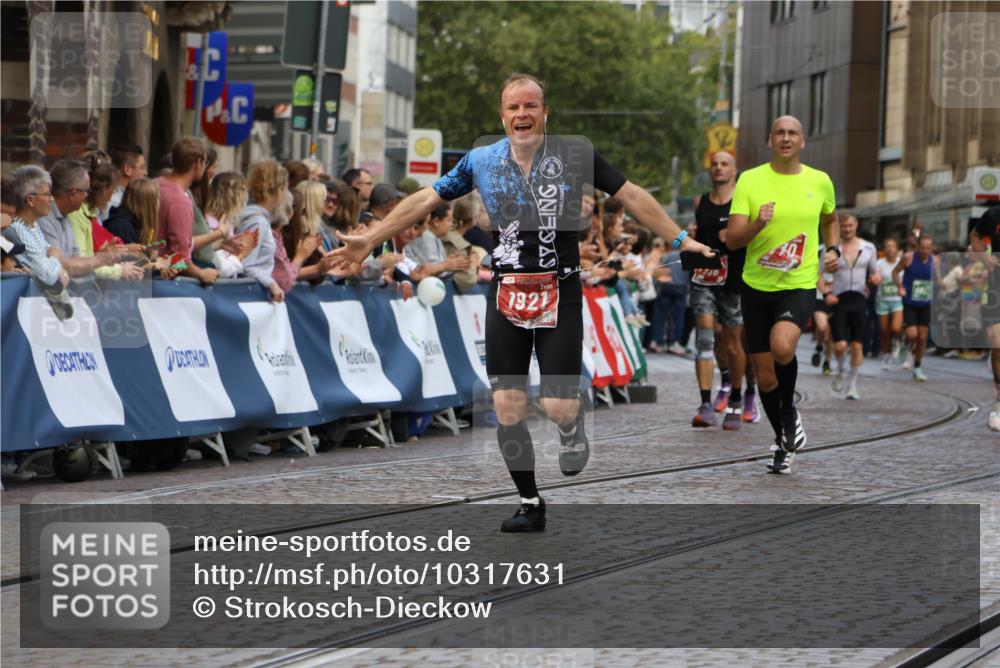 13.09.2026 - 21. swb-Marathon Bremen Strokosch-Dieckow http://msf.ph/oto/10317631 13.09.2026 13:06:53 Ziel 508, 788, 1770, 1921, 2832, 3910, 4777, 5238, 6951, 7590, 8621, 13148, 749, 1540, 3794, 3973, 9708 meine-sportfotos.de