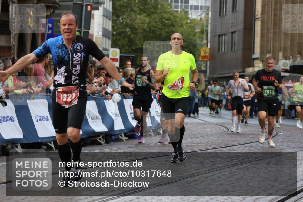 13.09.2026 - 21. swb-Marathon Bremen Strokosch-Dieckow http://msf.ph/oto/10317648 13.09.2026 13:06:54 Ziel 508, 788, 1009, 1770, 1921, 2832, 3910, 4777, 5238, 6951, 7590, 8621, 13148, 749, 1540, 3794, 3973, 6053, 9708 meine-sportfotos.de