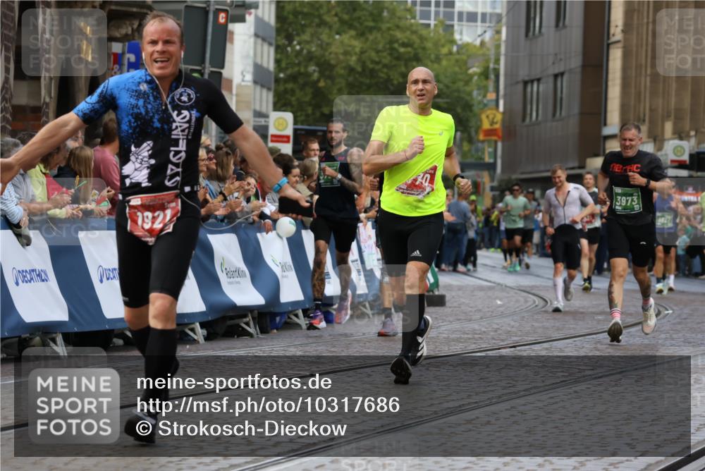 13.09.2026 - 21. swb-Marathon Bremen Strokosch-Dieckow http://msf.ph/oto/10317686 13.09.2026 13:06:54 Ziel 508, 788, 1009, 1770, 1921, 2832, 3910, 4777, 5238, 6951, 7590, 8621, 13148, 749, 1540, 3794, 3973, 6053, 9708 meine-sportfotos.de