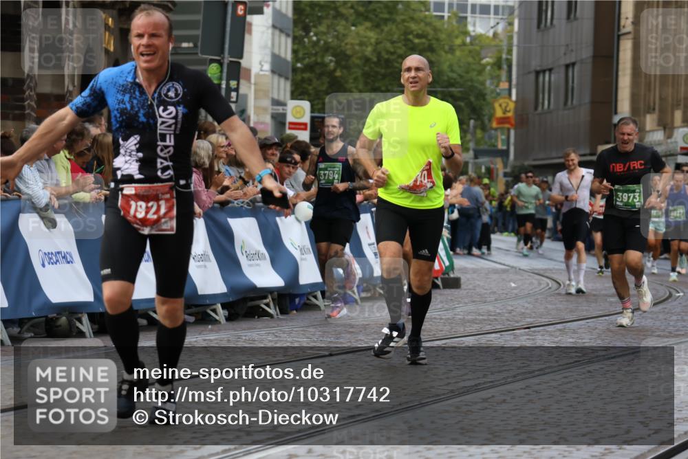 13.09.2026 - 21. swb-Marathon Bremen Strokosch-Dieckow http://msf.ph/oto/10317742 13.09.2026 13:06:55 Ziel 508, 788, 1009, 1770, 1921, 2832, 3910, 4777, 5238, 6951, 7590, 13148, 1540, 3794, 3973, 6053, 7876, 9708 meine-sportfotos.de
