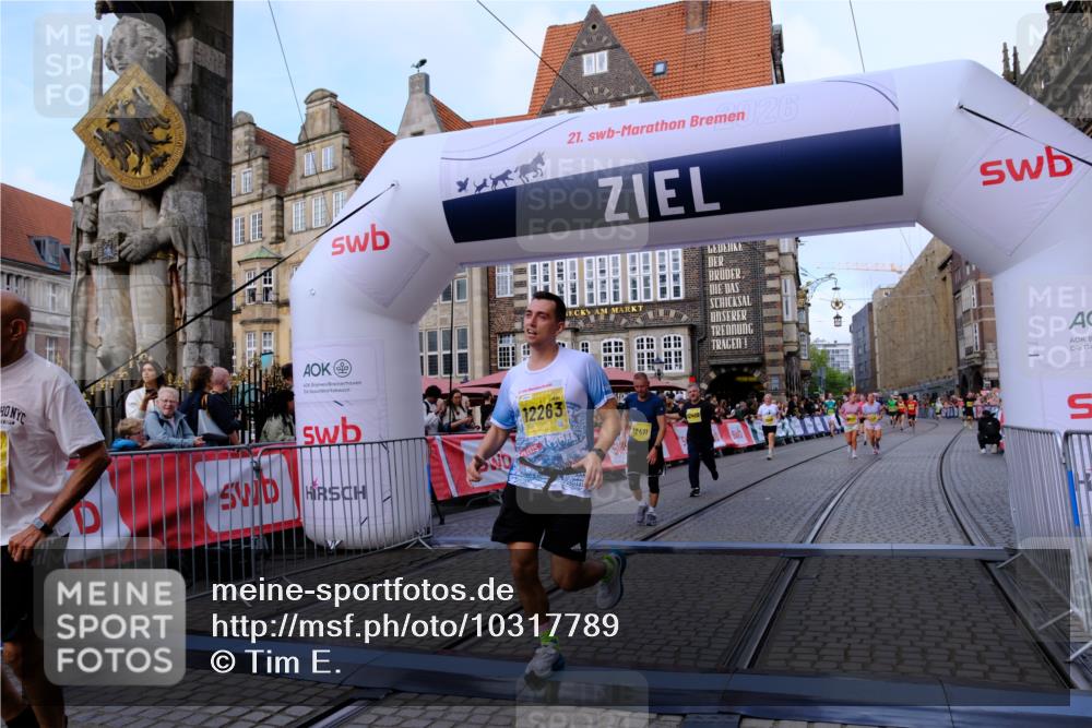 13.09.2026 - 21. swb-Marathon Bremen Tim E. http://msf.ph/oto/10317789 13.09.2026 10:57:34 Ziel 10166, 10226, 10300, 10517, 10518, 10578, 10687, 10700, 10772, 10969, 11236, 11292, 11484, 11498, 11609, 11667, 12263, 12382, 12383, 12400, 12411 meine-sportfotos.de