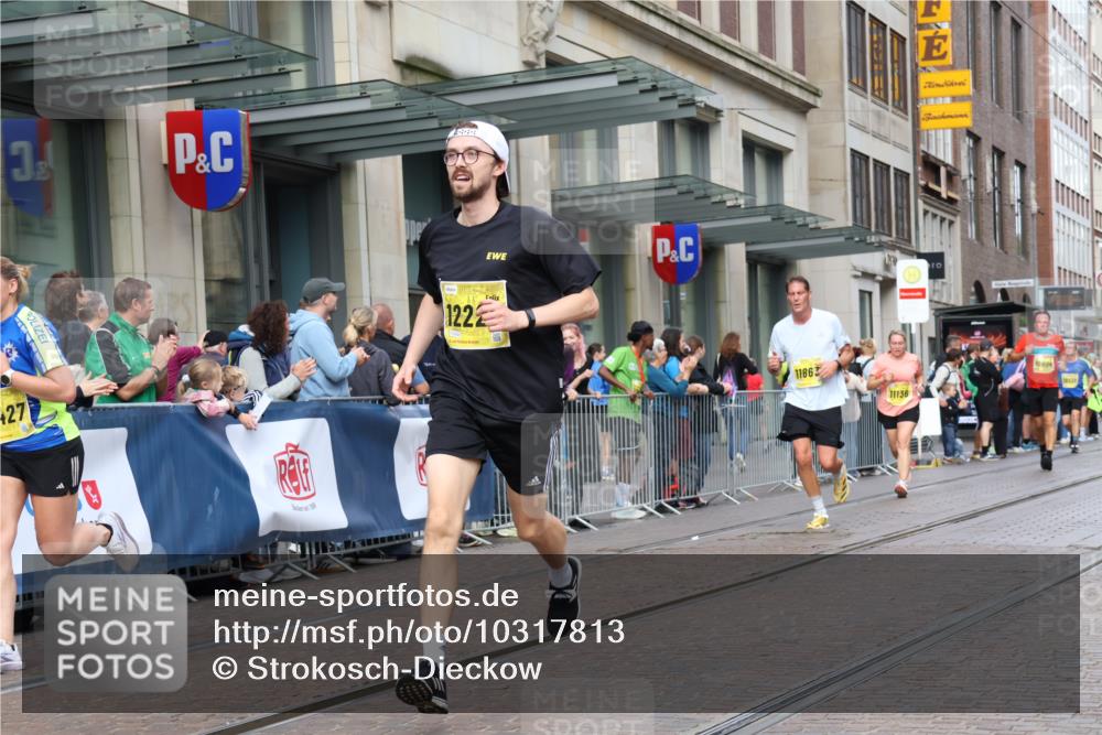 13.09.2026 - 21. swb-Marathon Bremen Strokosch-Dieckow http://msf.ph/oto/10317813 13.09.2026 10:57:47 Ziel 10078, 10249, 10494, 10530, 10543, 10559, 10565, 10604, 10673, 10750, 10798, 10826, 10828, 10903, 10914, 10931, 10932, 11120, 11131, 11136, 11295, 11332, 11388, 11420, 11752, 11824, 11863, 11884, 11952, 12017, 12386, 12387, 12441, 12482, 12551, 10177, 10394, 10460, 10707, 10728, 11106, 11153, 11245, 11365, 11480, 11532, 11568, 11734, 11856, 11965, 11966, 12037, 12111, 12222, 12228, 12231, 12264, 12372, 12427 meine-sportfotos.de