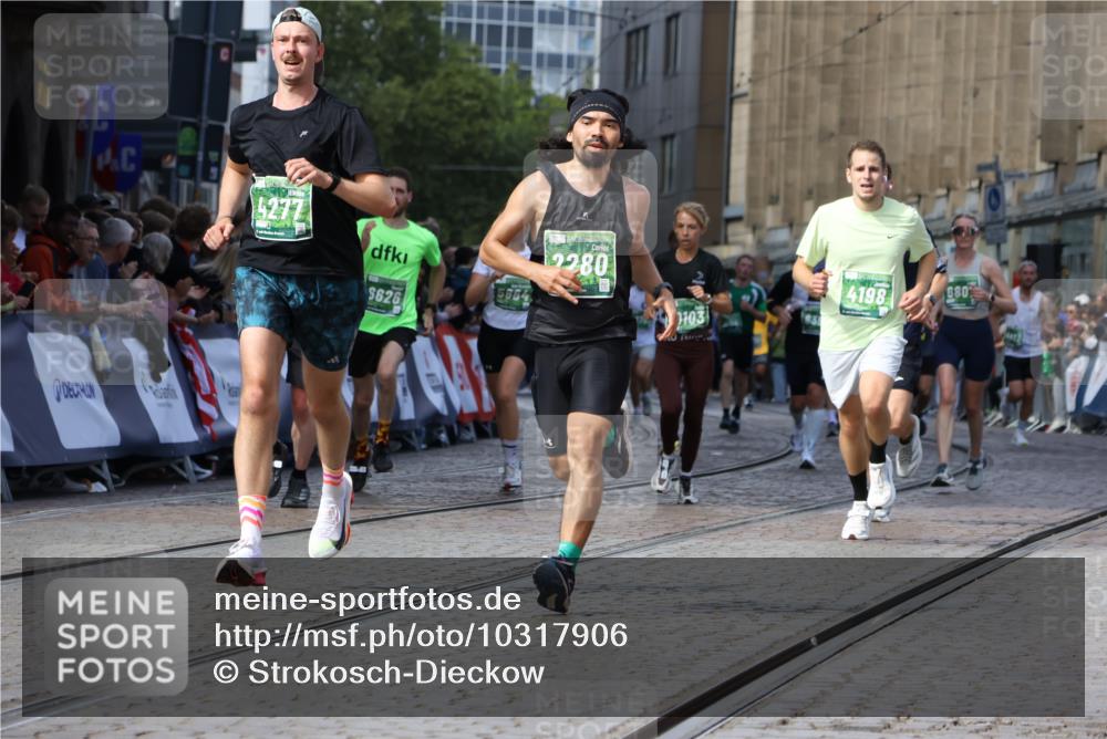 13.09.2026 - 21. swb-Marathon Bremen Strokosch-Dieckow http://msf.ph/oto/10317906 13.09.2026 13:24:41 Ziel 776, 1250, 2295, 2491, 4000, 4559, 5012, 5208, 5481, 5572, 5668, 5669, 5928, 5929, 5953, 6080, 7059, 7069, 7081, 7156, 7568, 8082, 8310, 8415, 8784, 9087, 9573, 9676, 9916, 972, 1516, 2280, 2761, 3015, 4198, 4262, 4277, 4973, 5664, 6360, 6544, 6626, 6807, 7854, 8853, 10103 meine-sportfotos.de